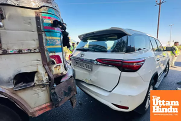 Bhopal: A truck collided with the vehicle of Congress State President Jitu Patwari near Phanda Toll