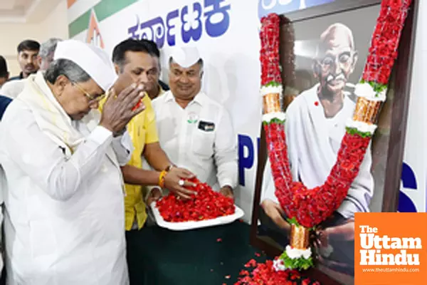 Bengaluru: Karnataka Chief Minister Siddaramaiah pays tribute to Mahatma Gandhi on his death anniversary