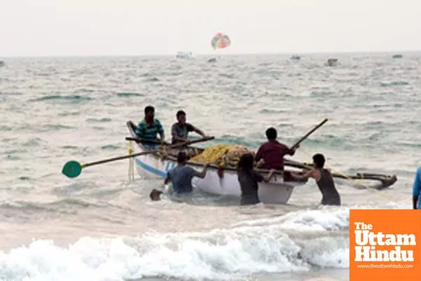 Sri Lankan navy arrests 14 TN fishermen, seizes mechanised boat