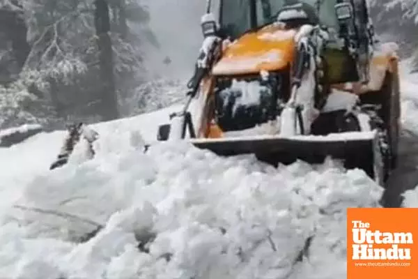 Jammu-Srinagar Highway Blocked: 300 Vehicles Stranded as Weather Wreaks Havoc