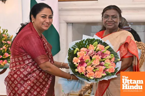 Delhi Chief Minister Rekha Gupta meets President Droupadi Murmu at Rashtrapati Bhavan