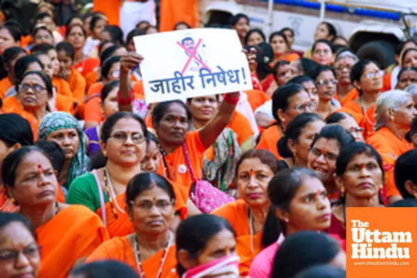 Followers of Jagadguru Narendracharya Maharaj protest against Congress leader Vijay Wadettiwars alleged derogatory remarks