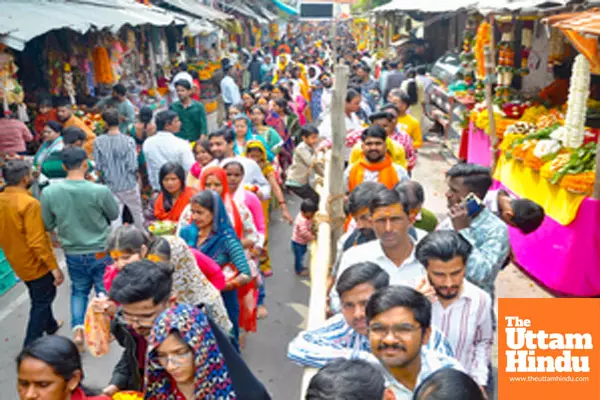 Devotees stand in queue to offer prayer to Lord Shiva on the occasion of Mahashivratri