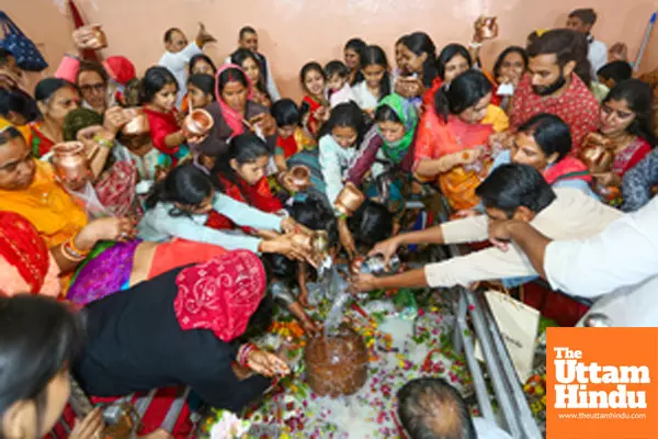 Devotees offer milk and water for Abhishek to Lord Shiva