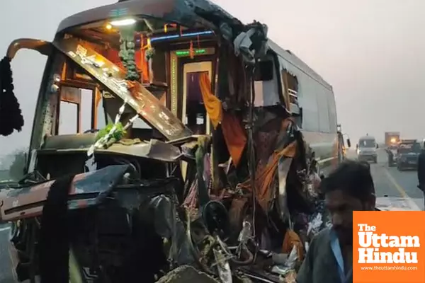 Four Killed, Over 12 Injured in Fatal Bus Crash on Agra-Lucknow Expressway