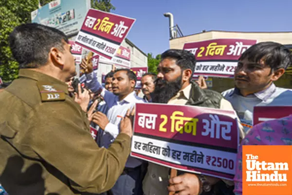 AAP Protests at Mandi House Over Delay in Mahila Samriddhi Yojana Implementation