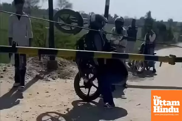 SHOCKING VIDEO : Indian Mans Death Defying Stunt to Cross Railway Barrier Leaves Netizens in Awe