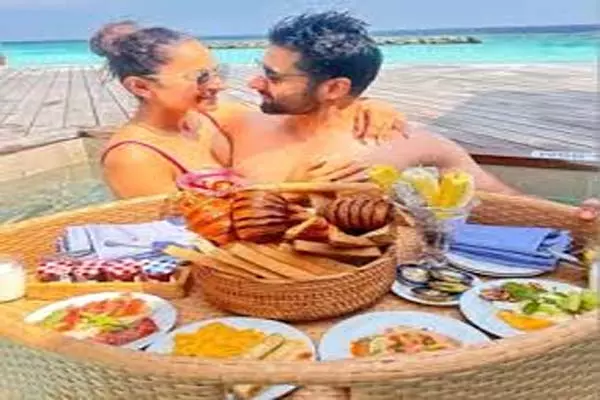 Rakul enjoys ‘floating meal’ with her ‘whole heart’ Jackky in Maldives